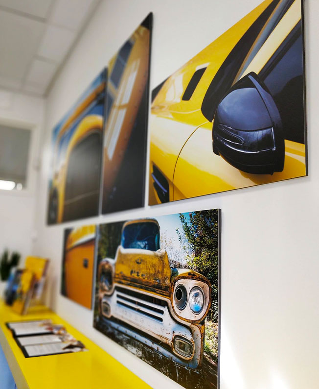 Viisi erilaista mittojen mukaan tehtyä taulua, jotka esittävät keltaisia autoja