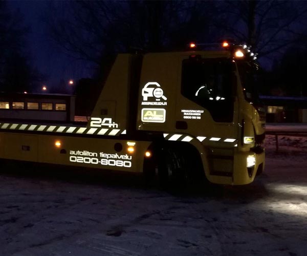Hinausauton heijastavat tarrat näkyvät hyvin pimeässä