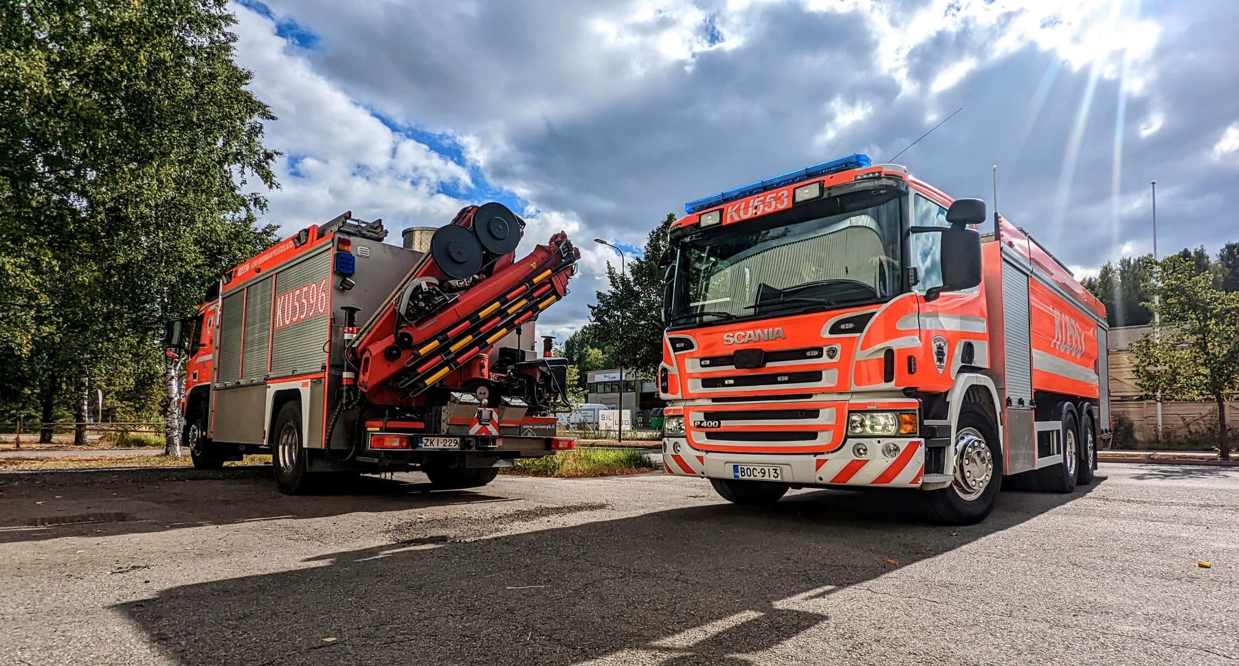 Kahden paloauton huomioteippaukset