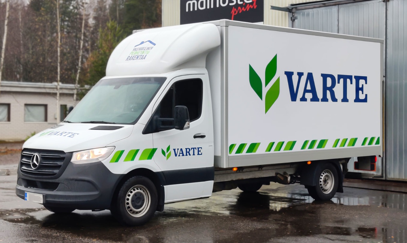 Pakettiauton mainosteippaus