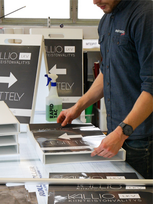 Esittelykyltin infopintojen vaihto, eli uudelleentarroitus