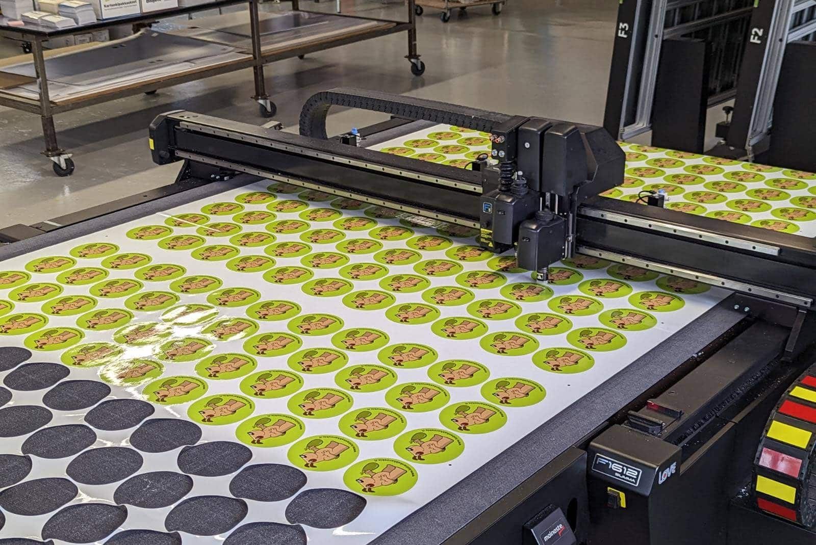 Tasoleikkuri leikkaa tarroja