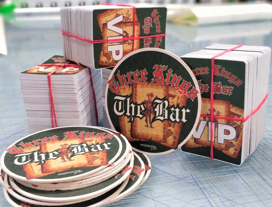 Kovamuovisia VIP-kortteja ja olutalustoja nipuissa, yrityksen omalla logolla